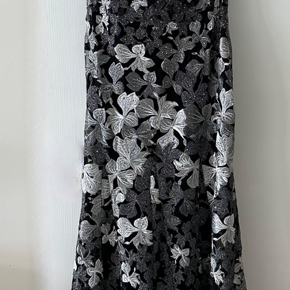 Exquisite Evening Dress - Picture 2 of 3